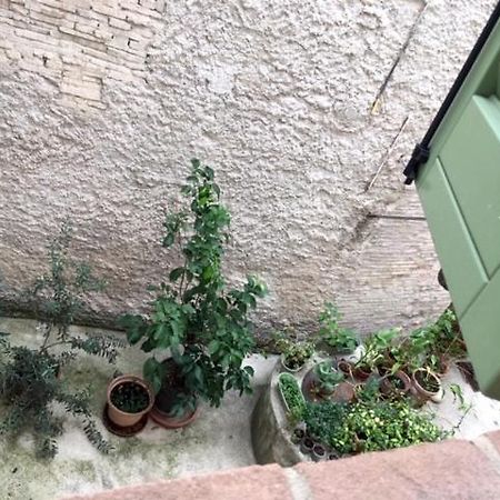 Apartamento L'Arco Romano Foligno Exterior foto